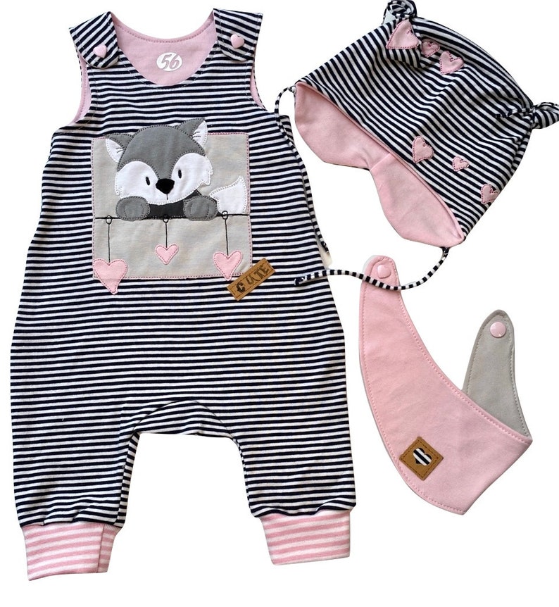 genähtes Newbornset: gestreifter Strampler mit Waschbär-Motiv und rosa Herzchen image 2