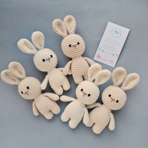 Gehäkelte kleine Hasenpuppe, gehäkeltes kleines Spielzeug für Kleinkinder, Amigurumi-Hase