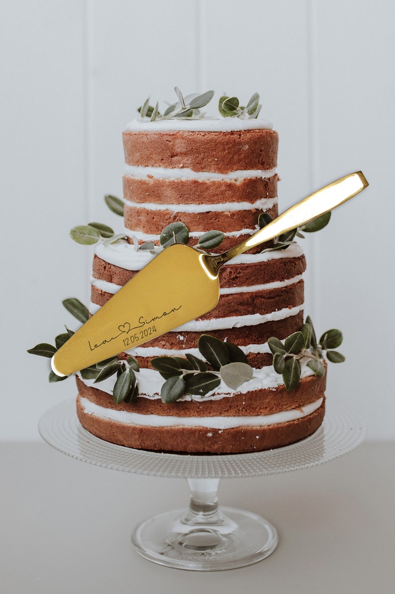 Personalizable cake server in gold, NAME, WITH DATE, wedding gift, bride and groom, gift for bride and groom, wedding, wedding cake image 1