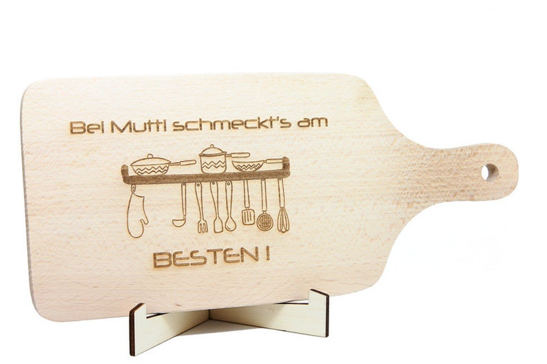 Holzbrett mit Griff und Gravur Bei MUTTI..., Geschenk, Mama, Oma, Kochen, Küche, Geburtstag, Muttertag Bild 1