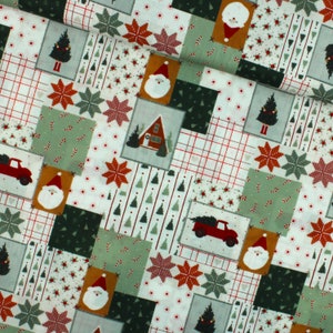 Könnte beinhalten: Weihnachtliches Stoffmuster im Patchwork-Design. Der Stoff zeigt Quadrate mit Weihnachtsmann, Weihnachtsbäumen, roten Lastwagen mit Bäumen und Schneeflockenmustern in Rot, Grün und Weiß. Das Gewebe hat ein festliches Thema.