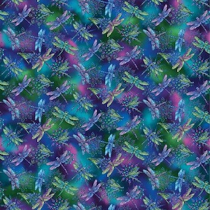 Könnte beinhalten: Ein lebendiges Stoffmuster mit zahlreichen Libellen in Blau-, Grün- und Lilatönen. Die Libellen sind auf einem farbenfrohen, gemischten Hintergrund aus Türkis, Rosa und Lila angeordnet. Das Design ist detailliert und aufwendig.