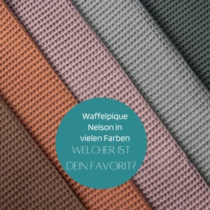 Könnte beinhalten: Nahaufnahme von Waffelpique-Stoff in verschiedenen Farben, darunter Braun, Orange, Rosa, Grau und Dunkelgrau. Der Stoff ist diagonal angeordnet, mit einem türkisfarbenen Kreis mit deutschem Text.