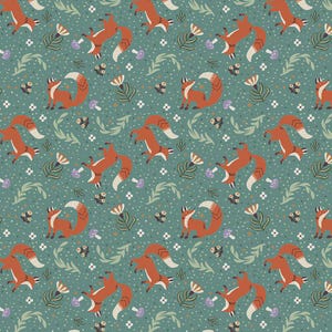 Könnte beinhalten: Ein sich wiederholendes Muster mit orangefarbenen Füchsen mit weißspitzigen Schwänzen, stilisierten Blumen und Pilzen auf einem teal-farbenen Hintergrund. Das Design umfasst Blätter und kleine weiße Punkte, die ein skurriles Waldthema schaffen.