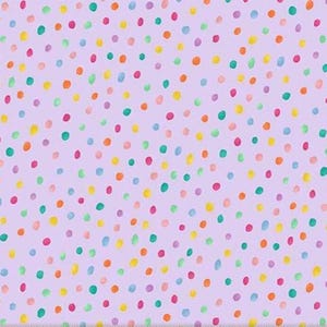 Könnte beinhalten: Ein helllila Stoff mit einem sich wiederholenden Muster aus bunten Tupfen. Die Tupfen sind in den Farbtönen Rot, Orange, Gelb, Grün, Blau und Lila gehalten. Die Tupfen sind unterschiedlich groß und gleichmäßig über den Stoff verteilt.