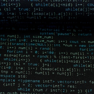 Könnte beinhalten: Nahaufnahme von Computercode, der auf einem dunklen Bildschirm angezeigt wird. Der Text ist weiß und grün auf schwarzem Hintergrund. Der Code scheint sich auf Programmierung oder Softwareentwicklung zu beziehen.