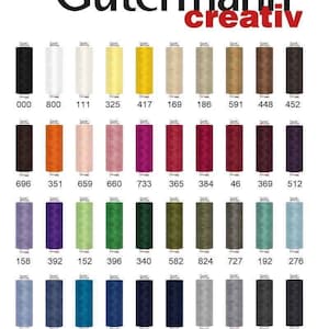 Könnte beinhalten: Eine Sammlung von 40 Nähgarnrollen von Gutermann Gütermann Creativ in verschiedenen Farben, darunter Schwarz, Weiß, Gelb, Orange, Rosa, Rot, Grün, Blau und Grau. Jede Rolle ist mit einer Nummer gekennzeichnet.