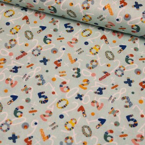 Könnte beinhalten: Hellblauer Stoff mit einem sich wiederholenden Muster aus bunten Zahlen und mathematischen Symbolen. Die Zahlen sind in verschiedenen Farben und Stilen gehalten, mit einem hellrosa, wirbelnden Hintergrund.