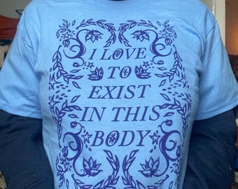 この体で生きるのが大好きTシャツ