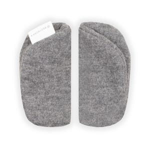 May include: Two gray felt insoles, side by side, against a white background. One insole has a small white tag with the text "@BSZTROSKA" tucked into the top. The insoles are a light gray color and have a soft, textured appearance.