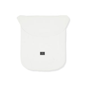 Puede incluir: Nido de beb&eacute; de algod&oacute;n blanco con una peque&ntilde;a etiqueta negra que dice "BETTERGOODS".