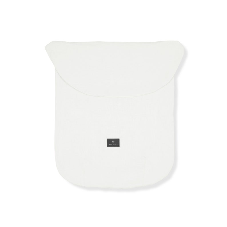 Puede incluir: Nido de beb&eacute; de algod&oacute;n blanco con una peque&ntilde;a etiqueta negra que dice "BETTERGOODS".