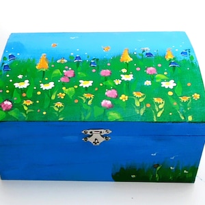 Schmuckkästchen mit einer Blumenwiese bemalt
