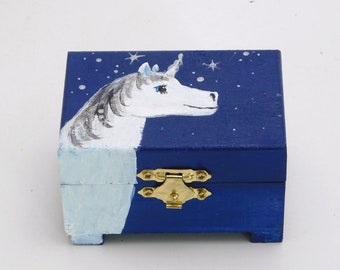 Jewelry box painted with a unicorn