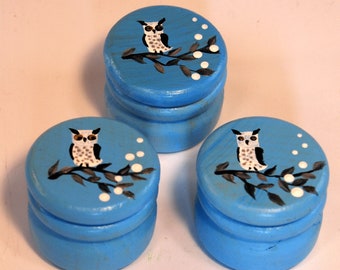 Milk tooth can painted with a snow owl