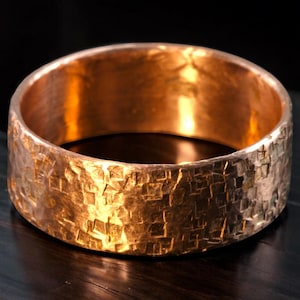 Anillo de cobre martillado a mano - superficie cuadrada con grabado individual - pieza única hecha a mano
