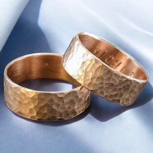 Handgehamerde koperen ring met individuele gravure - handgemaakt uniek stuk