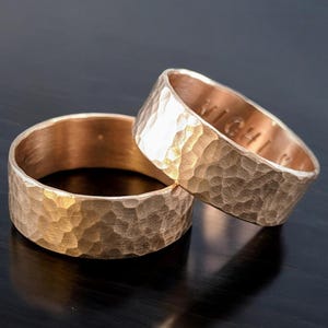 Anillos de cobre martillados a mano en un conjunto – Con grabado individual – Anillos de pareja únicos como
