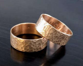 Hand-hammered copper rings in a set – With individual engraving – Unique partner rings as