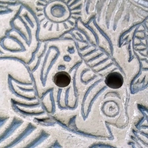 Keramik Seifenschale Fische hellgrau-blaue Glasur, Seifen Ablage Küche und Bad, Fliese mit Relief Bild 4