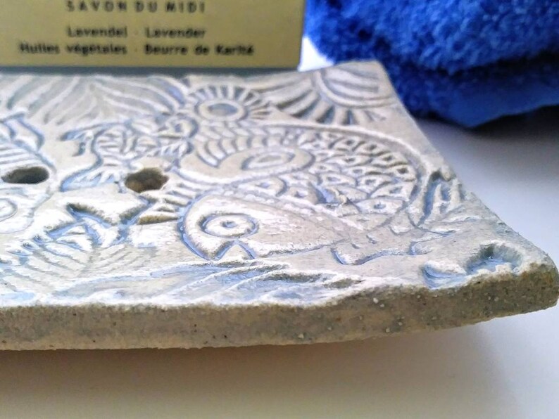 Keramik Seifenschale Fische hellgrau-blaue Glasur, Seifen Ablage Küche und Bad, Fliese mit Relief Bild 10