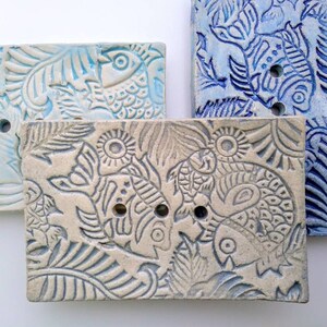 Keramik Seifenschale Fische hellgrau-blaue Glasur, Seifen Ablage Küche und Bad, Fliese mit Relief Bild 9