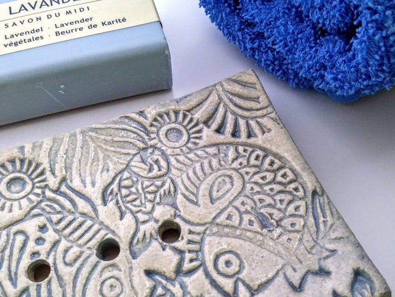 Keramik Seifenschale Fische hellgrau-blaue Glasur, Seifen Ablage Küche und Bad, Fliese mit Relief Bild 2