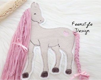 Cheval beige clair vieux rose inscription scolaire cône d'école patch patch sur demande application de couture maternelle fille paddock école cône debout