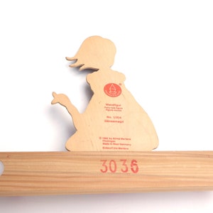 60er Kinder-Garderobe Gänsemagd Holz Mertenskunst Bild 4