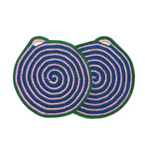 Può includere: Due presine da cucina all'uncinetto di colore verde, blu e rosa con un design a spirale.