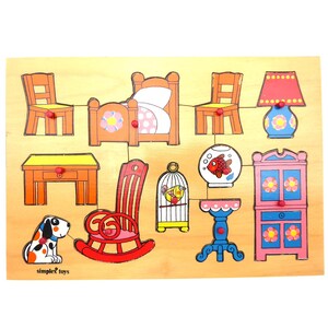Könnte beinhalten: Ein Holzpuzzle mit einem farbenfrohen Hausinneren mit Möbeln, einem Hund, einem Vogelkäfig, einer Fischschale und einer Lampe. Die Teile sind mit dem Text "simplex toys" beschriftet.
