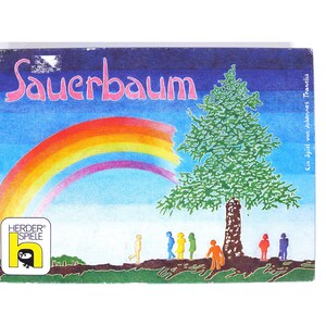 Puede incluir: Una caja de juego de mesa vintage con una ilustración colorida de un arcoíris, un pino verde y un grupo de personas caminando hacia el árbol. La caja se titula "Sauerbaum" y tiene el texto "Ein Spiel von Johannes Trautwein" en el lado derecho. La caja también presenta un logotipo para "Herder Spiele" con una "h" estilizada en un círculo negro.