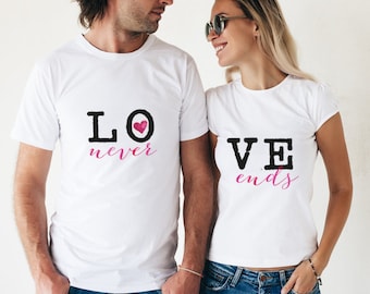 Couple T-shirts "L'amour ne finit jamais" pour les couples pour la Saint-Valentin, mariage comme un cadeau ou une surprise pour les jeunes mariés, couple, partenaire