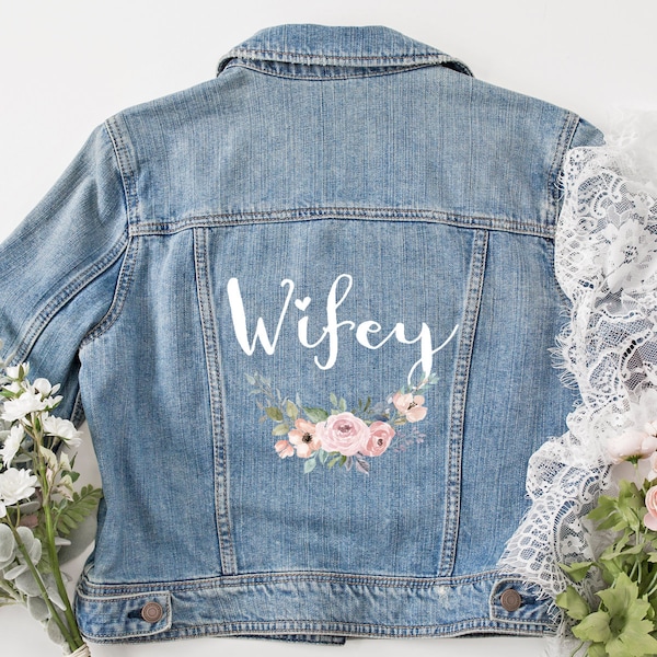 Jeansjacke "Wifey" mit Blumenkranz für Braut, Hochzeit, Junggesellenabschied in XS-XXL als Geschenk, Brautaccessoires