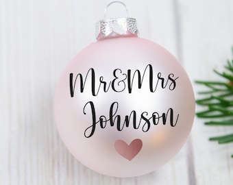 Personalisierte Weihnachtskugel Mr & Mrs + Nachname aus Glas 6cm , Christbaumkugel | Geschenkidee Pärchen Familie Freunde