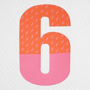 Könnte beinhalten: Eine große, pinkfarbene und orangefarbene Zahl sechs vor weißem Hintergrund. Die Zahl sechs hat ein Muster aus kleinen orangen Strichen auf der oberen Hälfte und ist unten durchgehend pink.