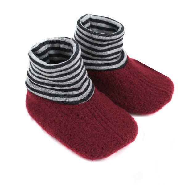 Chaussons bébé à enfiler à revers rouge framboise avec semelle antidérapante