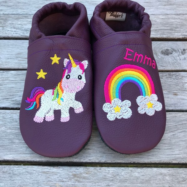 Ab 29,00 Euro: Lederpuschen "Einhorn mit Regenbogen" (Grundfarbe lila)- Name inklusive / Div. Farben