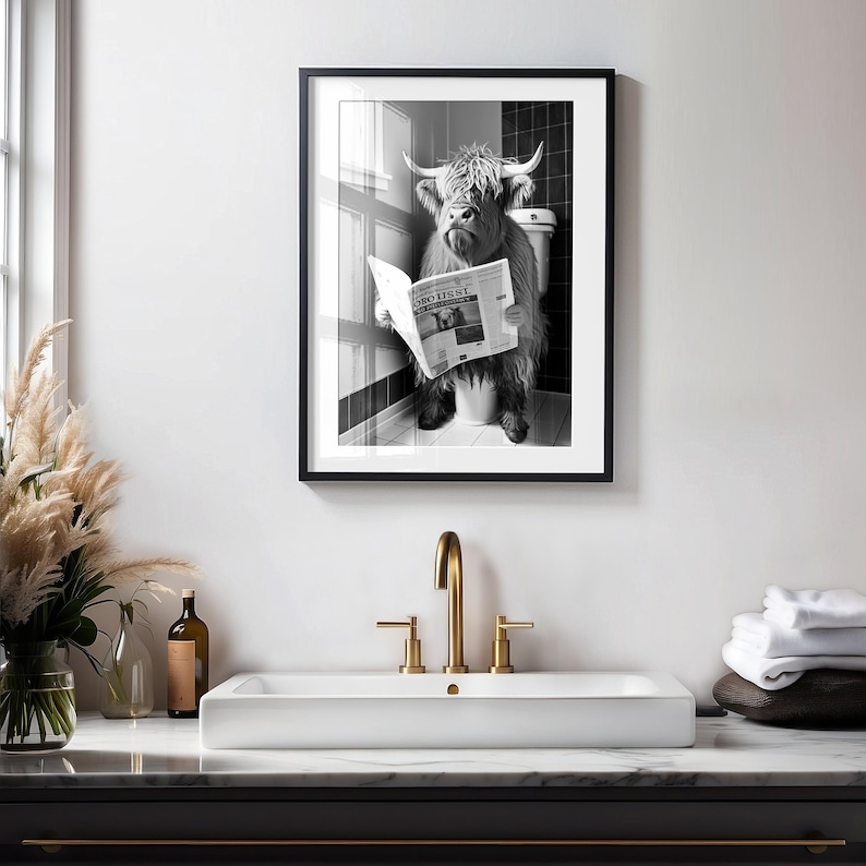 Op de afbeelding: Zwart-witfoto van een Schotse hooglander die op een toilet zit en een krant leest. De krantenkoppen luiden "Stocks Hit New High".
