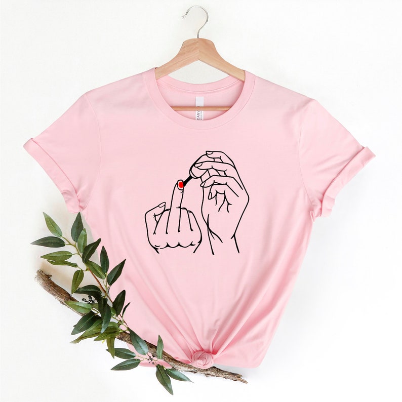 Feminist Shirt Feminismus T-Shirt Mittelfinger Nagellack Shirt Sommer tshirt Geschenk für Mädchen und beste Freundin Unisex Shirts Bild 6