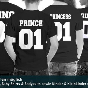 Könnte beinhalten: Vier schwarze T-Shirts mit weißem Text und Zahlen auf der Rückseite. Die Shirts sagen "King 01", "Prince 01", "Princess 01" und "Queen 01".
