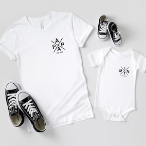 Vater Sohn Partnerlook Shirts Papa Mama Mini T-Shirts Personalisiert Babybody bedruckt minimalistisch Papa und Sohn Mama Tochter Outfit imagen 1