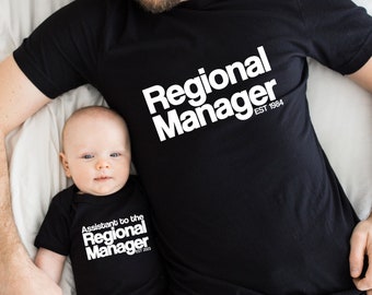 Assistant to the Regional Manager Vater & Baby Geschenk Mutter Tochter Outfit Vater und Sohn Partnerlook Personalisiert Babybody bedruckt