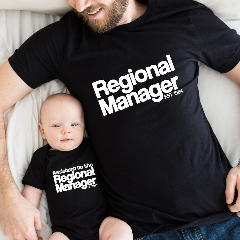 Assistant to the Regional Manager Vater & Baby Geschenk Mutter Tochter Outfit Vater und Sohn Partnerlook Personalisiert Babybody bedruckt Bild 1