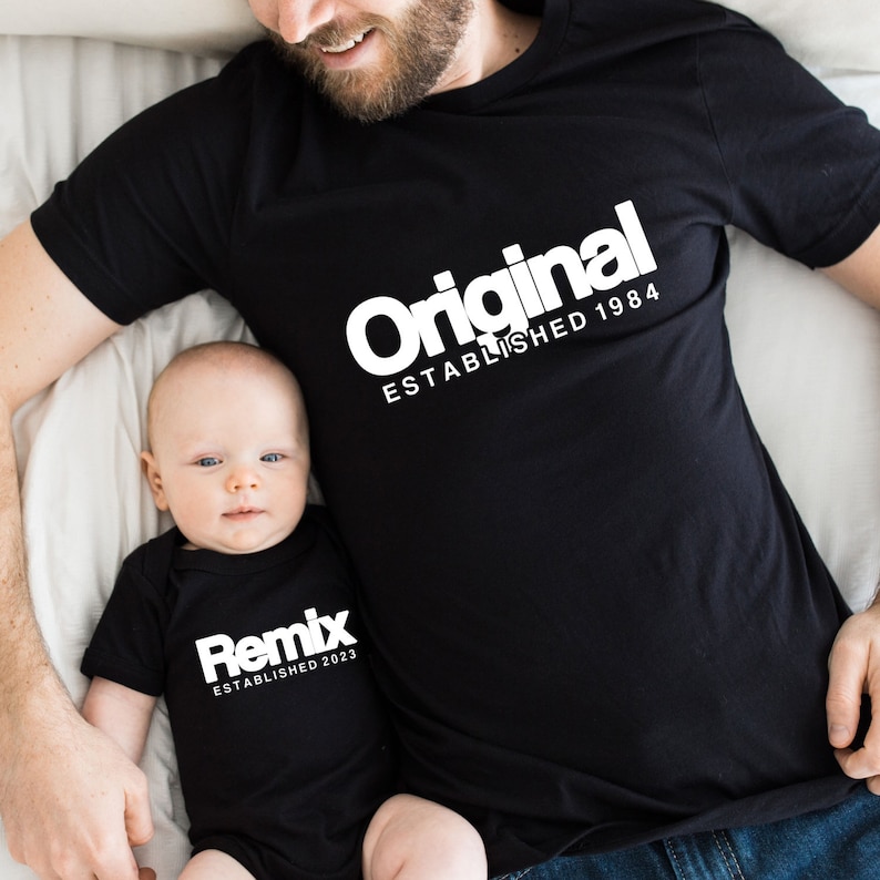 Vater Sohn Partnerlook Original Remix EST Shirts Mutter Tochter Outfit Wunschdatum Schwangerschaft Ankündigung Vater & Sohn T-Shirts Unisex Bild 1