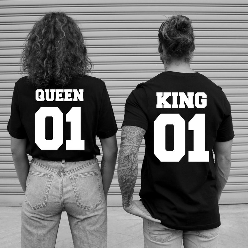King Queen Pärchen Shirts KING 01 Partner T-Shirt QUEEN 01 Pärchenshirts für Paare Couple Tees Wunschzahlen Shirts für Paare Valentinstag Bild 1