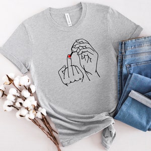 Feminist Shirt Feminismus T-Shirt Mittelfinger Nagellack Shirt Sommer tshirt Geschenk für Mädchen und beste Freundin Unisex Shirts Bild 7