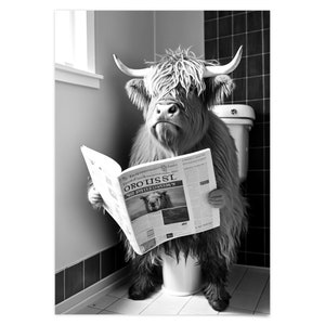 Op de afbeelding: Een zwart-witfoto van een Schotse hooglander die op een toilet zit en een krant leest. De krantenkoppen luiden "ORO LISSL SO MILEOMIR".
