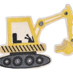 Könnte beinhalten: Gelber gestickter Bügelaufkleber mit einem Baufahrzeug, einem Bagger, mit schwarzen Details. Der Bagger hat einen gelben Arm und einen schwarzen Löffel.