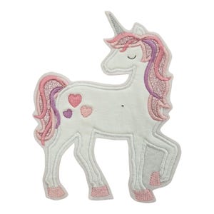 Könnte beinhalten: Weißes Einhorn-Applikation mit rosa und lila Akzenten. Das Einhorn hat ein silbernes Horn, eine rosa und lila Mähne und einen Schweif sowie herzförmige Designs. Ideal für Bastel- und Nähprojekte.
